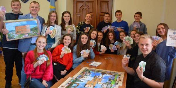 Monopoly game and decentralisation in Ukraine: Terebovlya presented a unique board game