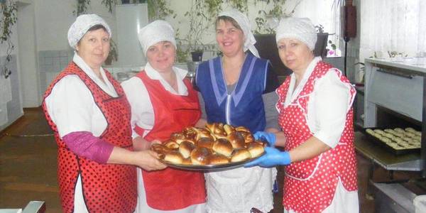 Іваньківська громада почала випікати диво-пиріжки для своїх школярів