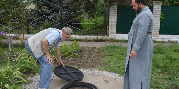 Повірили в об'єднання і децентралізацію: священник з Мирного з сельчанами відновлюють інфраструктуру