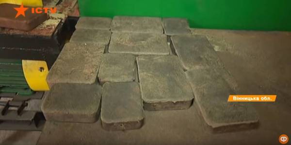 Pavement tile made of plastic: AH in Vinnytsia Oblast recycles waste for building materials