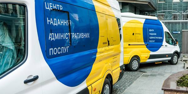 EU and Government representatives presented the keys of two mobile Administrative Service Centres to heads of hromadas