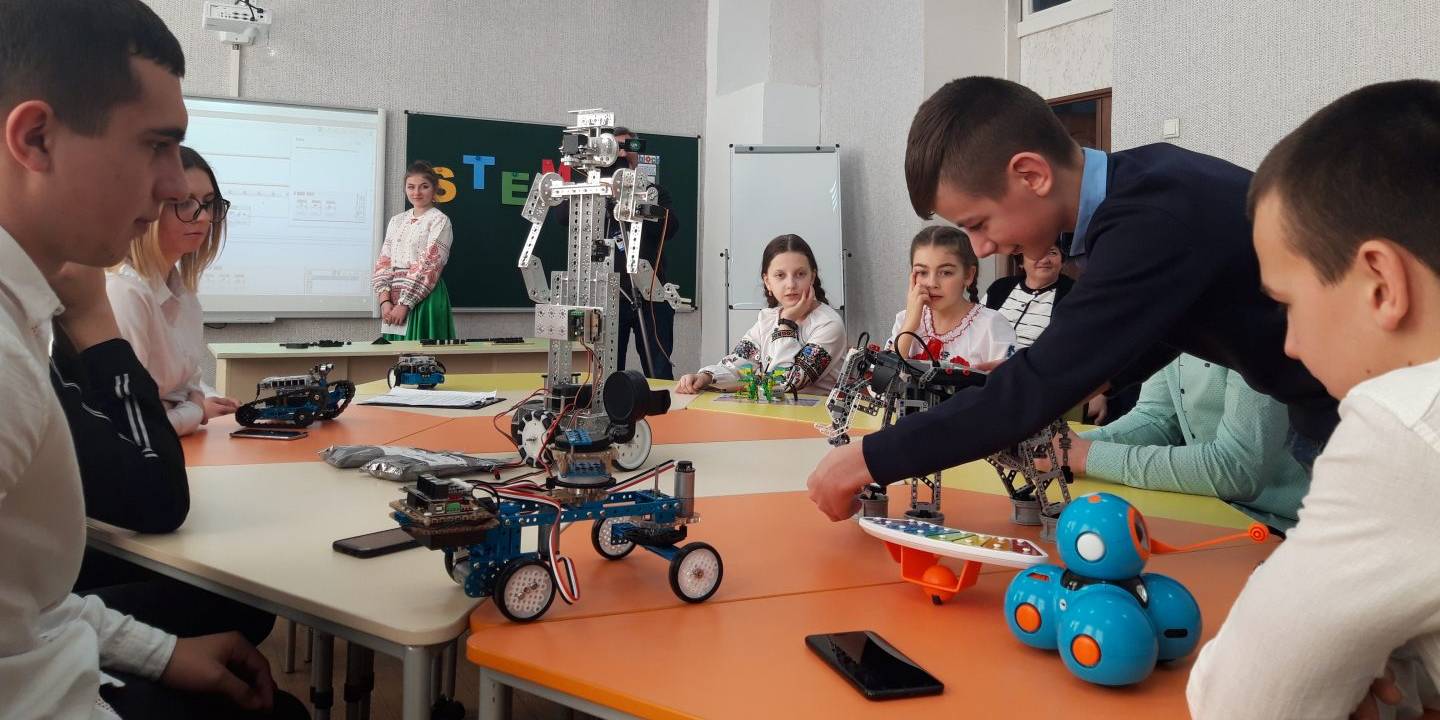 In the Mostivska AH children construct and program robots