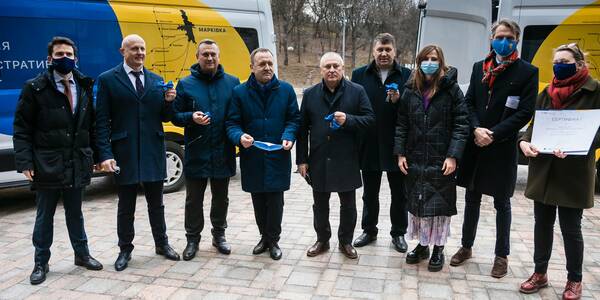 Представники Європейського Союзу та Уряду України передали ключі від чотирьох мобільних ЦНАП очільникам громад