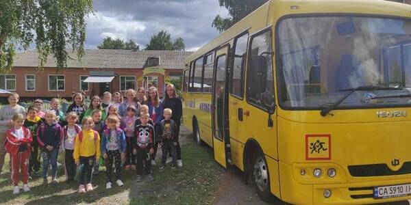 Шкільні автобуси: як фермери і підприємці допомагають Ічнянській громаді
