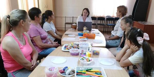 На Одещині в громаді для переселенців проводять заняття з арт-терапії
