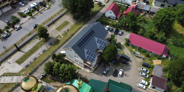 Енегобезпека: на даху Дубівської селищної ради встановили гібридну сонячну електростанцію