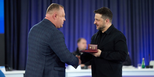 Володимир Зеленський відзначив представників громад та військових адміністрацій і вручив відзнаки «Місто-герой України»