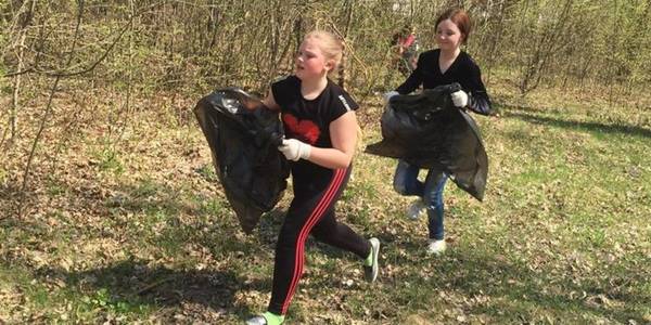 Екологічне виховання і спорт: у Городоцькій ОТГ школярі змагалися, прибираючи місцевий сквер