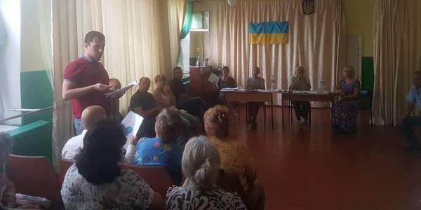 Who is blocking amalgamation processes in the village neaby Mariupol?