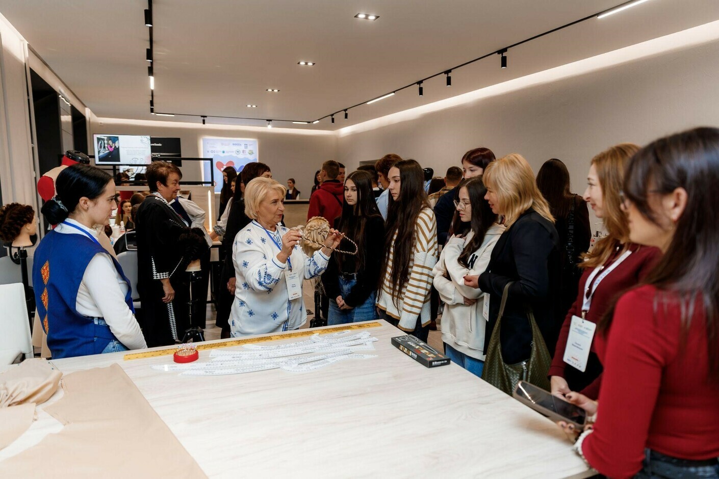 Студентка та майстриня виробничого навчання профтеху розповідають про свою роботу школярам у хабі