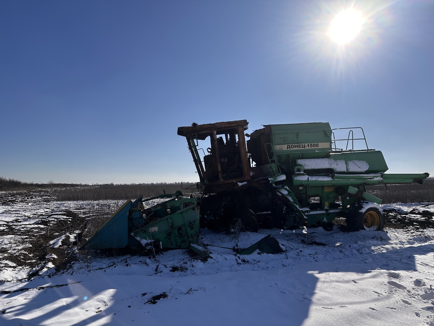 Знищена окупантами сільськогосподарська техніка коло міста Снігурівка Миколаївської області