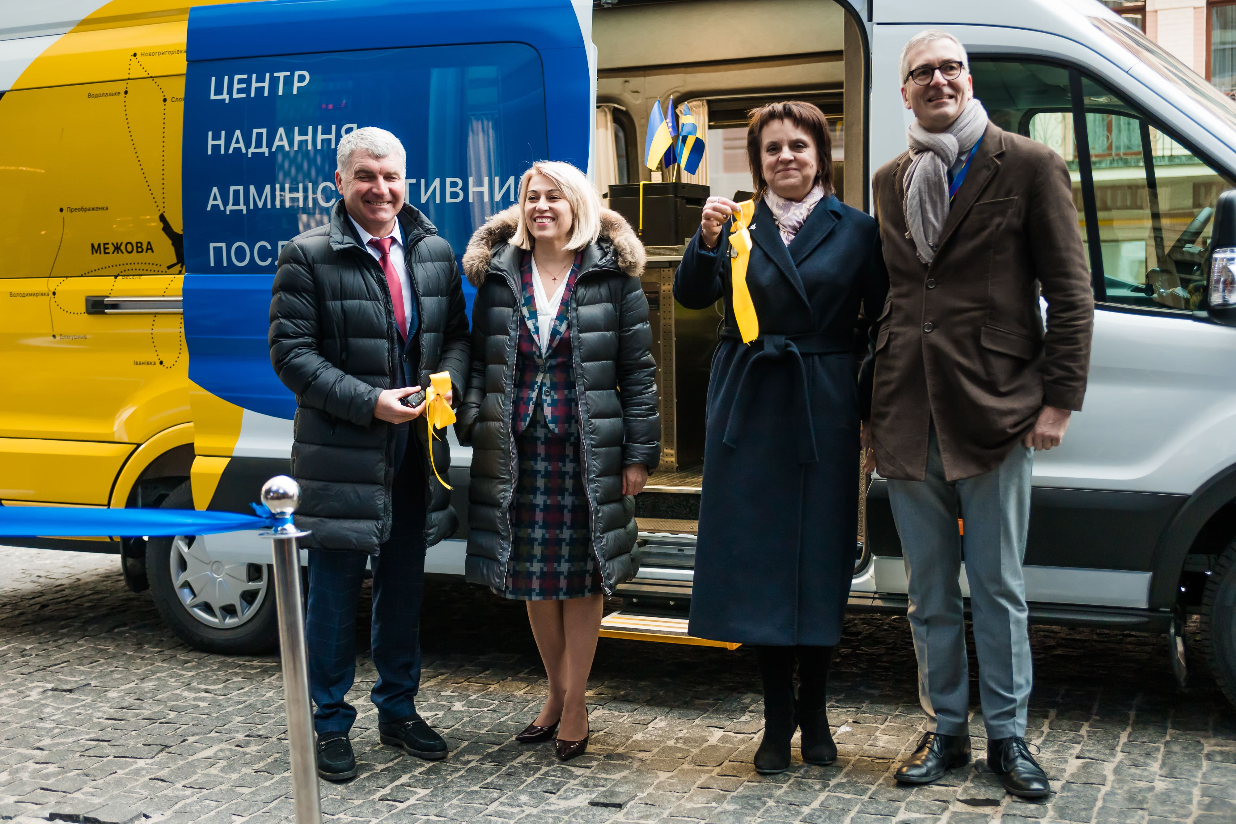 EU and Government representatives presented the keys of two mobile Administrative Service Centres to heads of hromadas