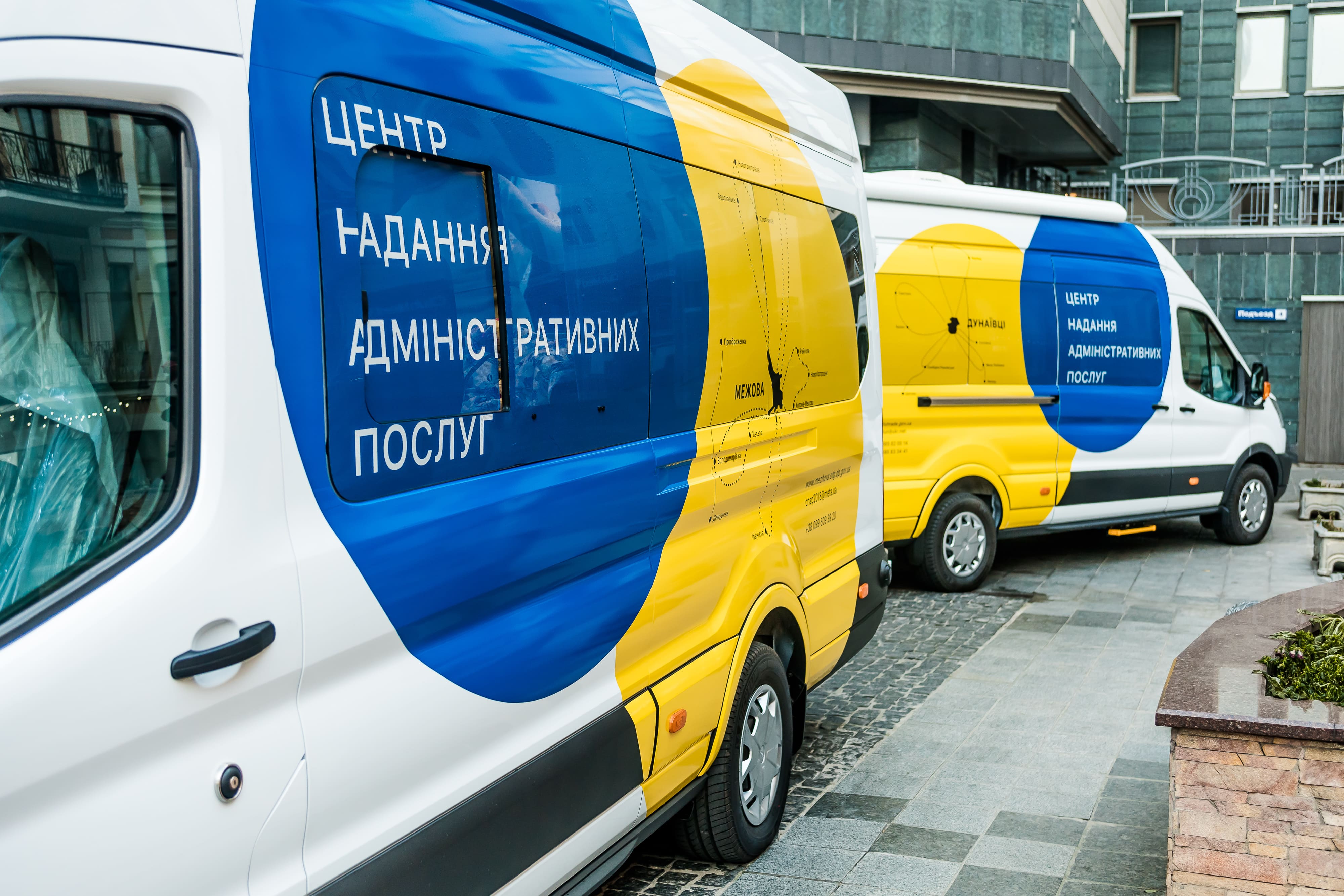 EU and Government representatives presented the keys of two mobile Administrative Service Centres to heads of hromadas
