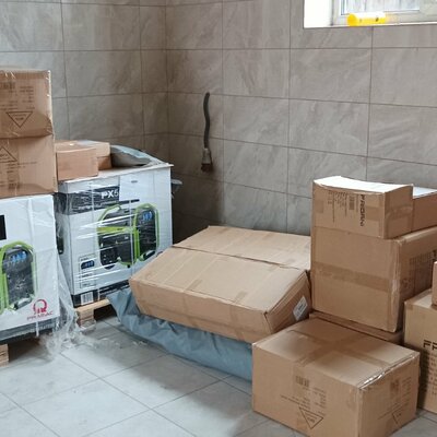 Намети, генератори та похідні ліжка: громади Полтавщини отримують допомогу від U-LEAD для облаштування переселенців

