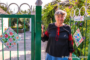 Ганна Кузнєцова, представниця творчої династії вишивальниць сім’ї Тренів-Кузнєцових-Куценко. Бабіч Людмила Володимирівна, майстриня традиційного народного мистецтва в Царичанській селищній громаді.